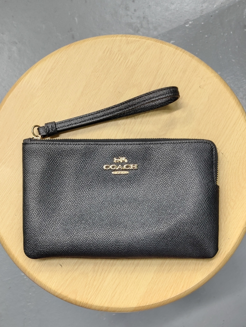 Coach Corner Zip Large Crossgrain Leather Wristlet Black & Gold Zipper